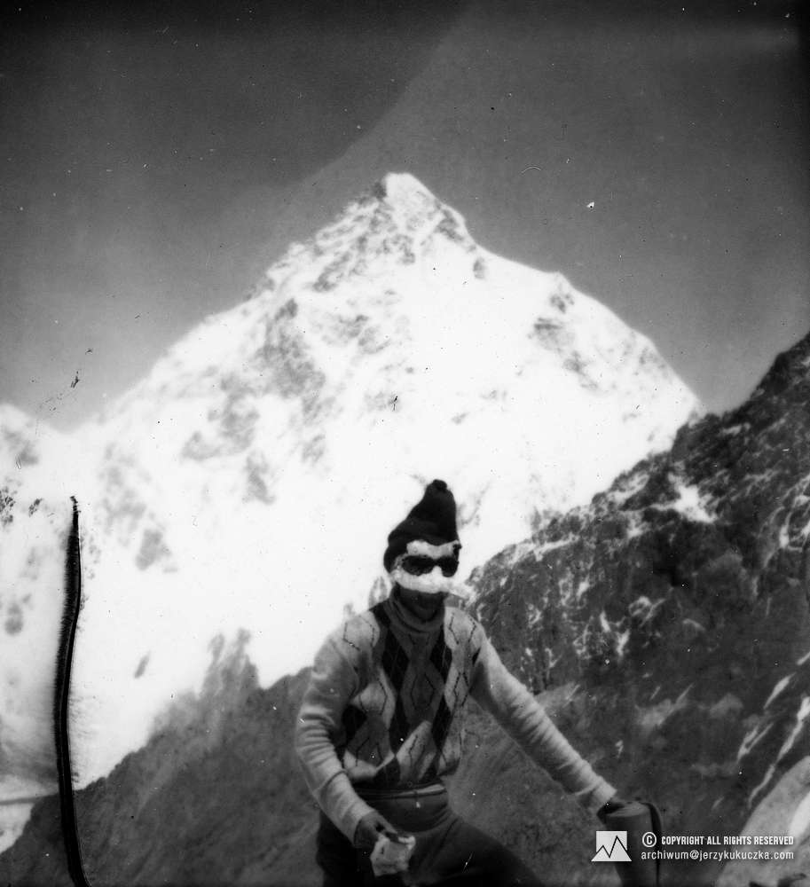 Wojciech Kurtyka na stoku Broad Peak. W tle K2 (8611 m n.p.m.).
