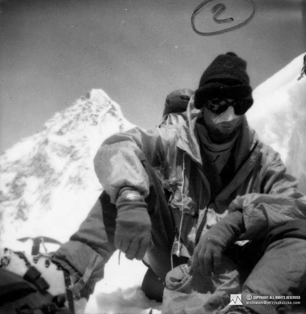 Wojciech Kurtyka na stoku Broad Peak. W tle K2 (8611 m n.p.m.).