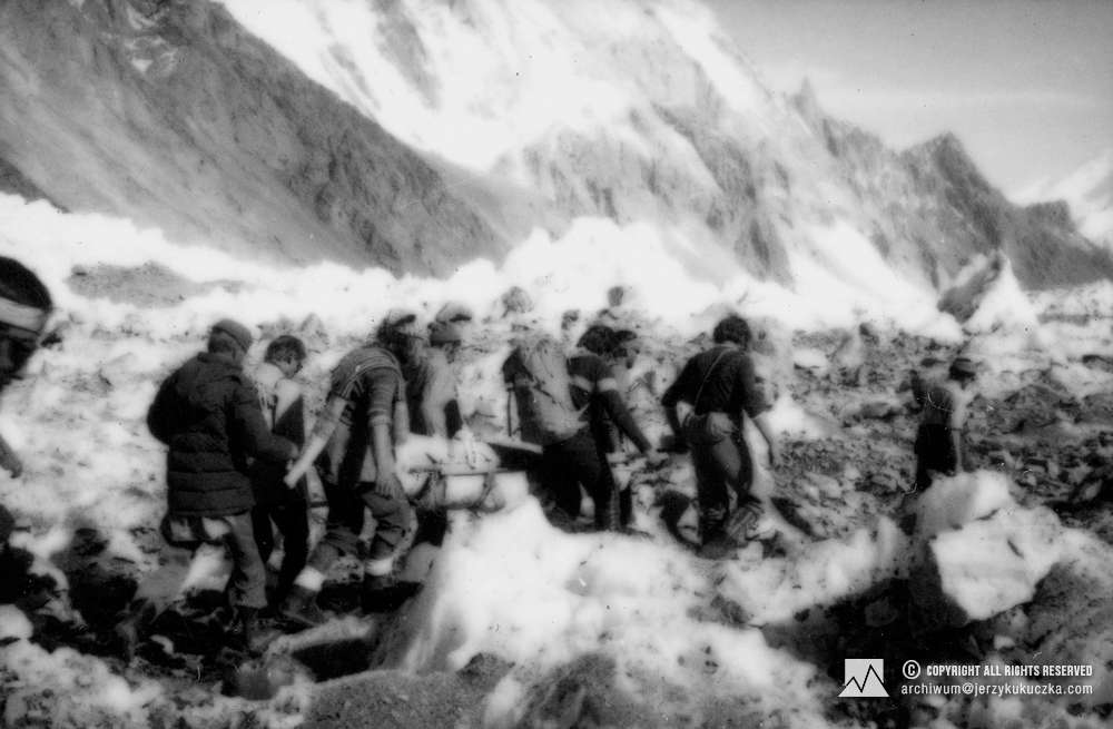Climbers during lifting dead body of Halina Krüger-Syrokomska from K2. From the right: Bogumił Słama and Jan Holnicki.
