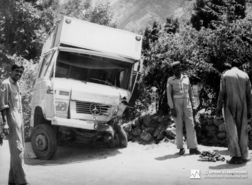 Local people at the damaged expedition truck.