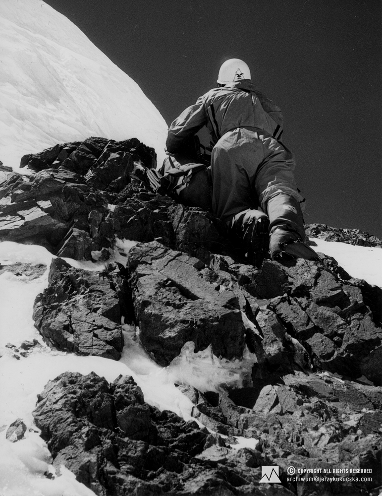 Wojciech Kurtyka w ścianie Broad Peak.