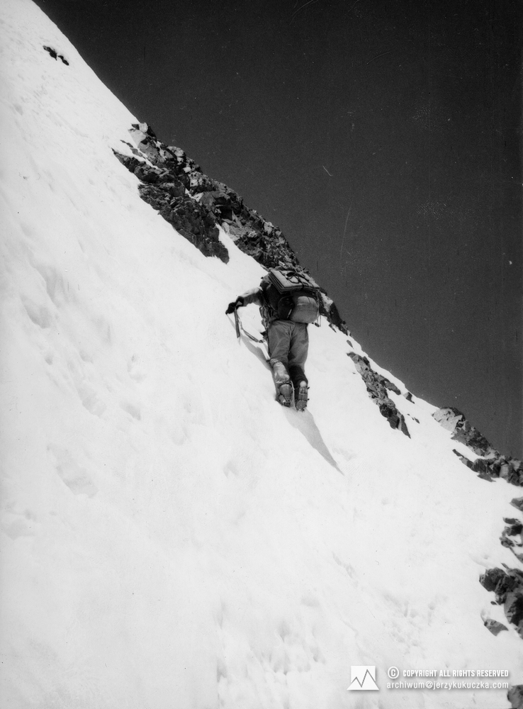 Wojciech Kurtyka w ścianie Broad Peak.