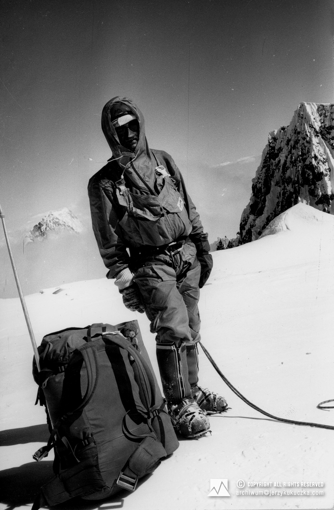 Jerzy Kukuczka on the top of Broad Peak Central (8011 m above sea level). In the background, the main peak of Broad Peak (8051 m above sea level) is visible.