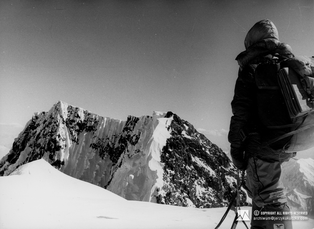 Wojciech Kurtyka on the top of Broad Peak Central (8011 m above sea level). Broad Peak Main (8051 m above sea level) is visible in the background.