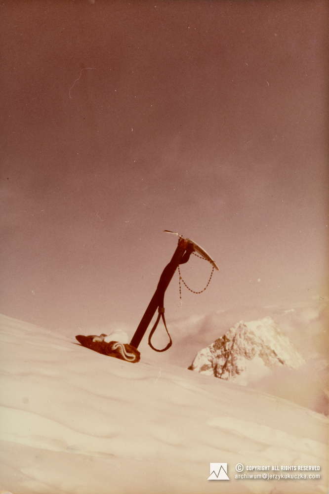 Czekan Jerzego Kukuczki na głównym szczycie Broad Peak (8051 m n.p.m.) - 30.07.1982r. W tle widoczny szczyt Gasherbrum IV (7925 m n.p.m.).