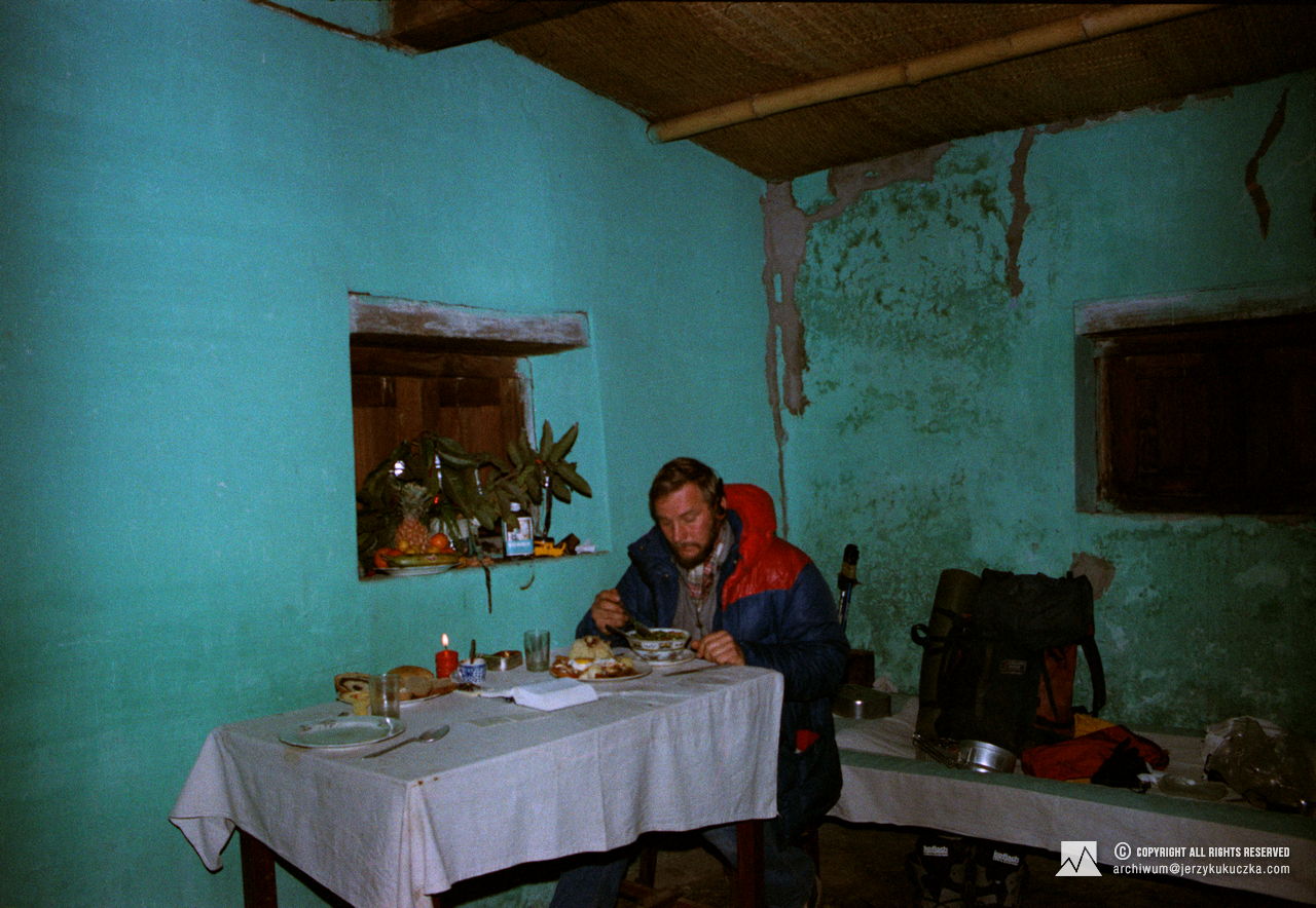 Jerzy Kukuczka during a lonely Christmas Eve on his way to the base near Dhaulagiri.
