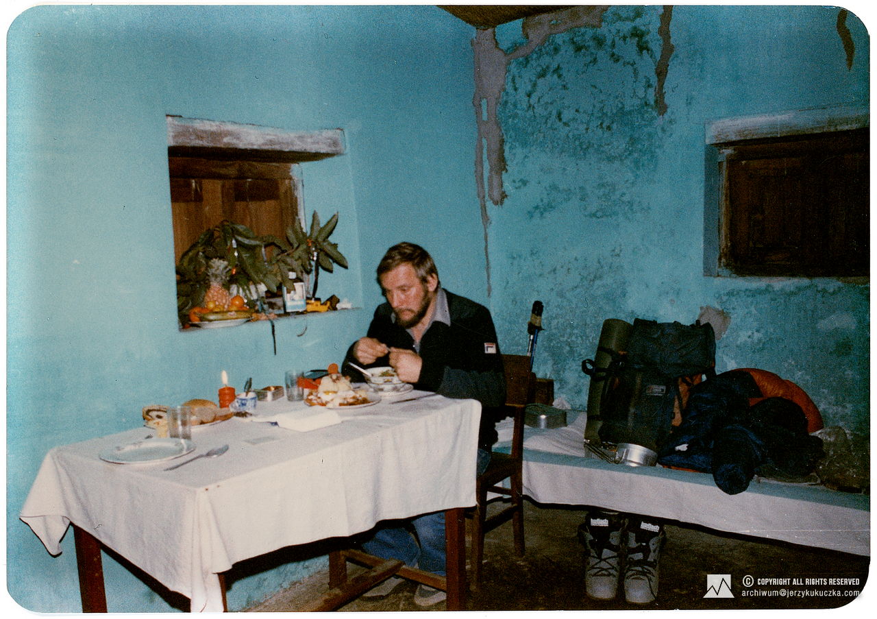 Jerzy Kukuczka w trakcie samotnej wigilii w drodze do bazy pod Dhaulagiri.