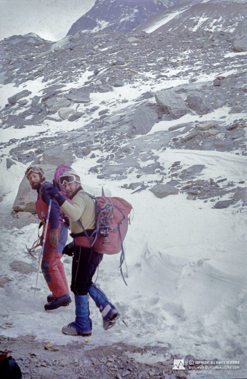 Climbers during the exit from the base. From the left: Andrzej Czok and Jerzy Kukuczka.