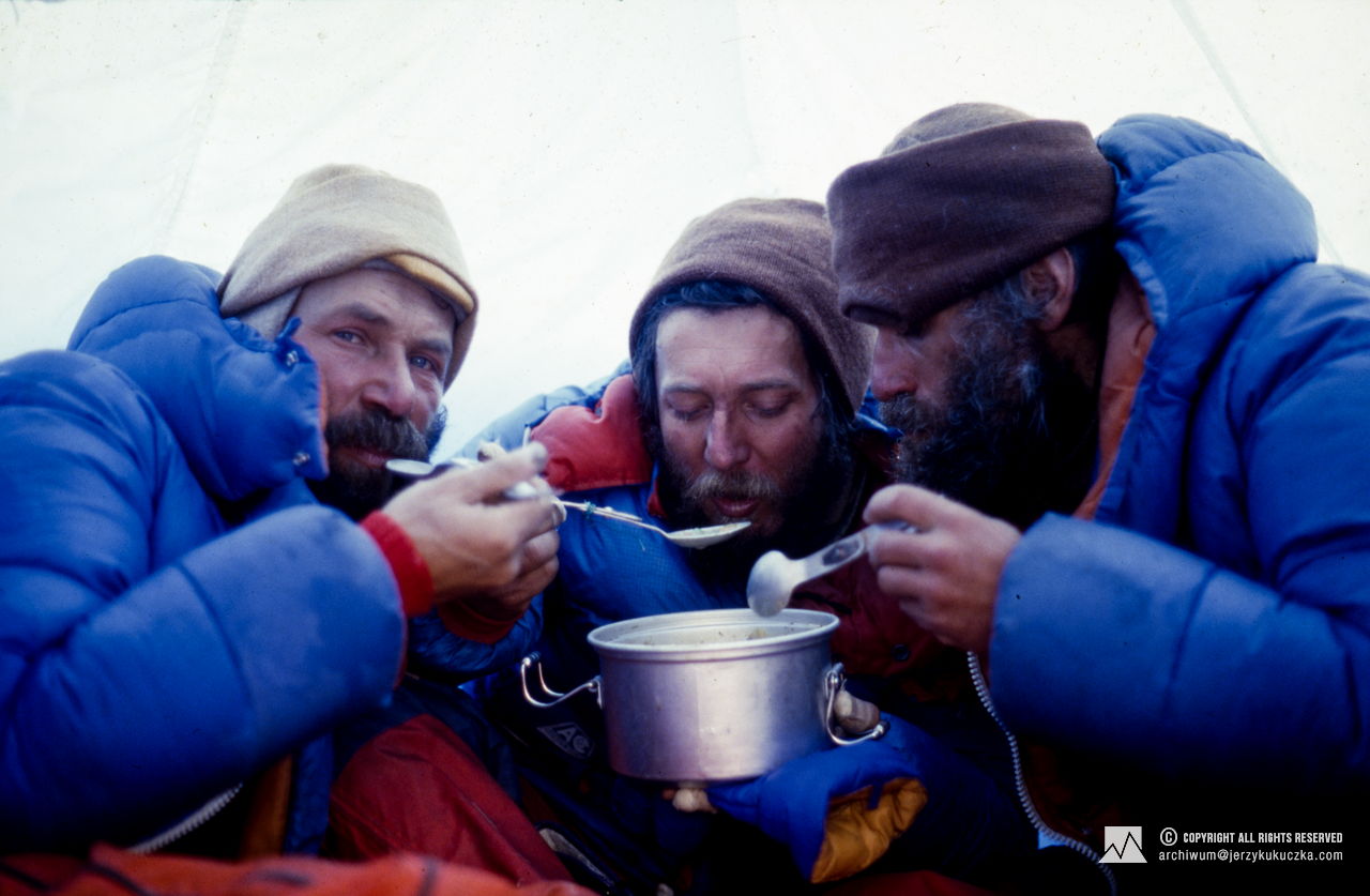 Participants of the expedition in the camp. From the left: Mirosław Kuraś, Andrzej Czok and Janusz Baranek.