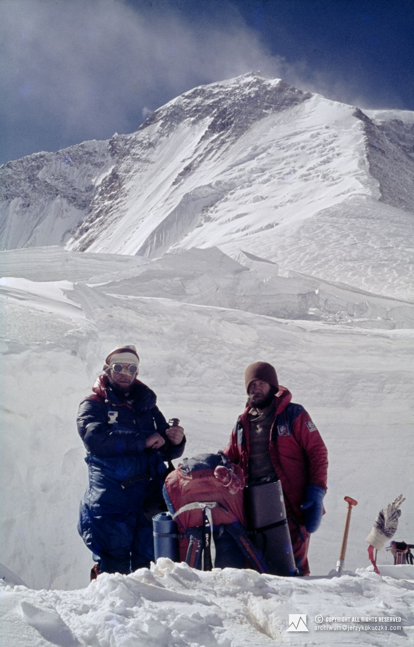 Himalaiści na tle Dhaulagiri (8167 m n.p.m.). Od lewej: Jerzy Kukuczka i Andrzej Czok.