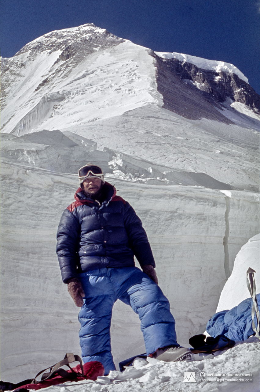 Jerzy Kukuczka against the background of Dhaulagiri (8167 m above sea level).