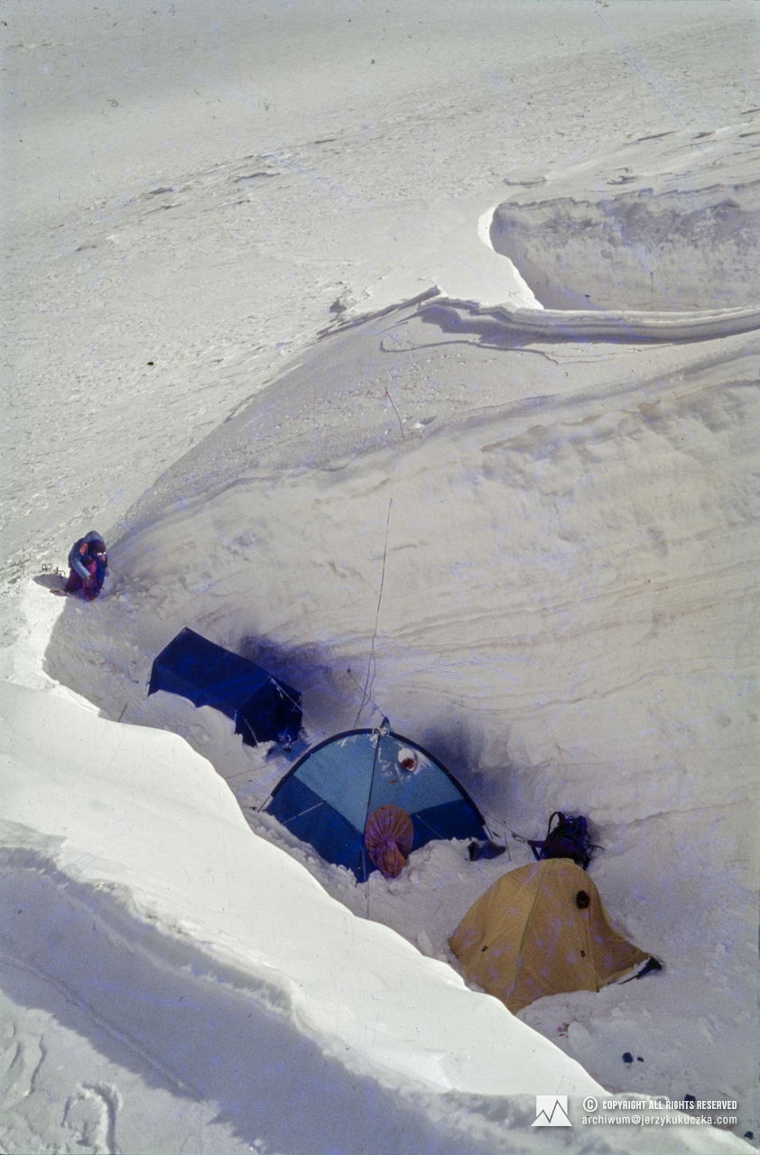 Participant of the expedition in camp II (5800 m above sea level).