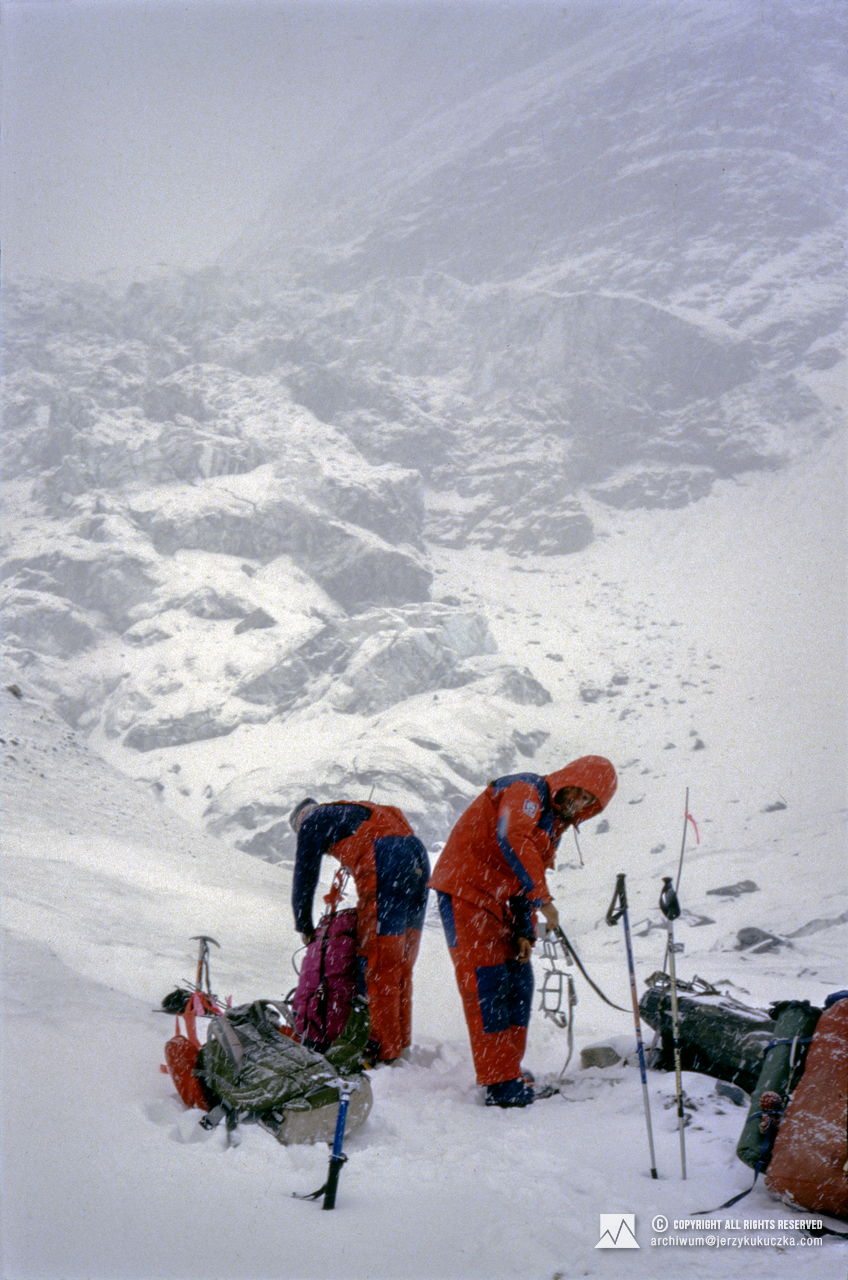 Climbers on the slope of Dhaulagiri. From the left: Andrzej Czok and Janusz Skorek.