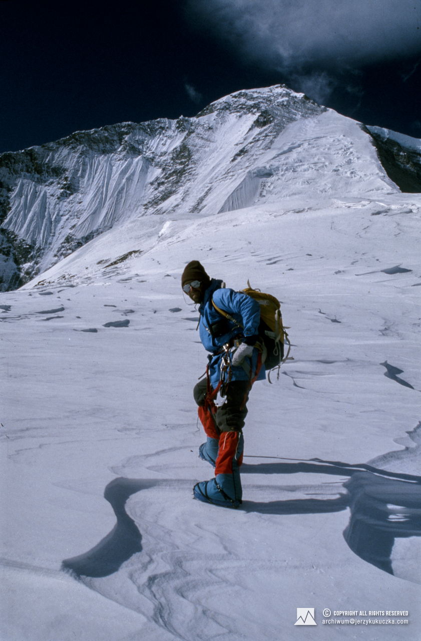 Andrzej Machnik against the background of Dhaulagiri (8167 m above sea level).