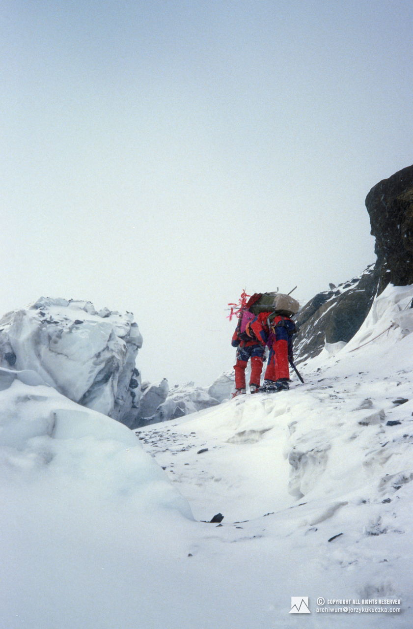 Climbers on the slope of Dhaulagiri. Andrzej Czok is leading, followed by Janusz Skorek.