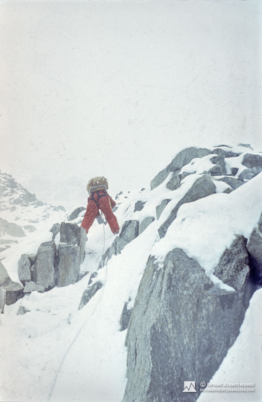 Janusz Skorek while climbing.
