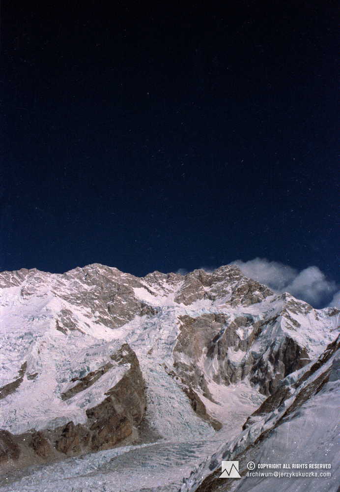 Kangchenjungi massif. In the background, Yalung Kang and the main peak (8,586 m above sea level).