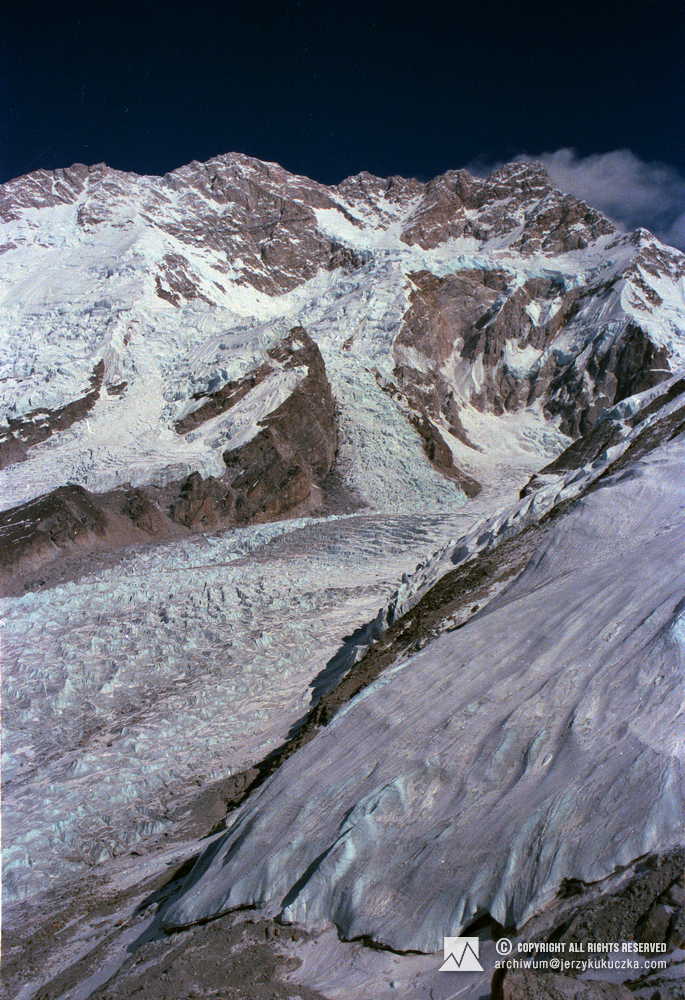 Kangchenjungi massif. In the background, Yalung Kang and the main peak (8,586 m above sea level).