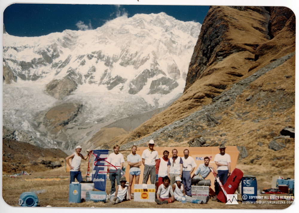Members of the expedition at the base. From the left: Lech Korniszewski, Artur Hajzer, Phil Butler, Steve Untch, Francisco Espinoza, Jerzy Kukuczka, Janusz Majer, Alberto Soncini and Henry Todd. Base staff workers are sitting.