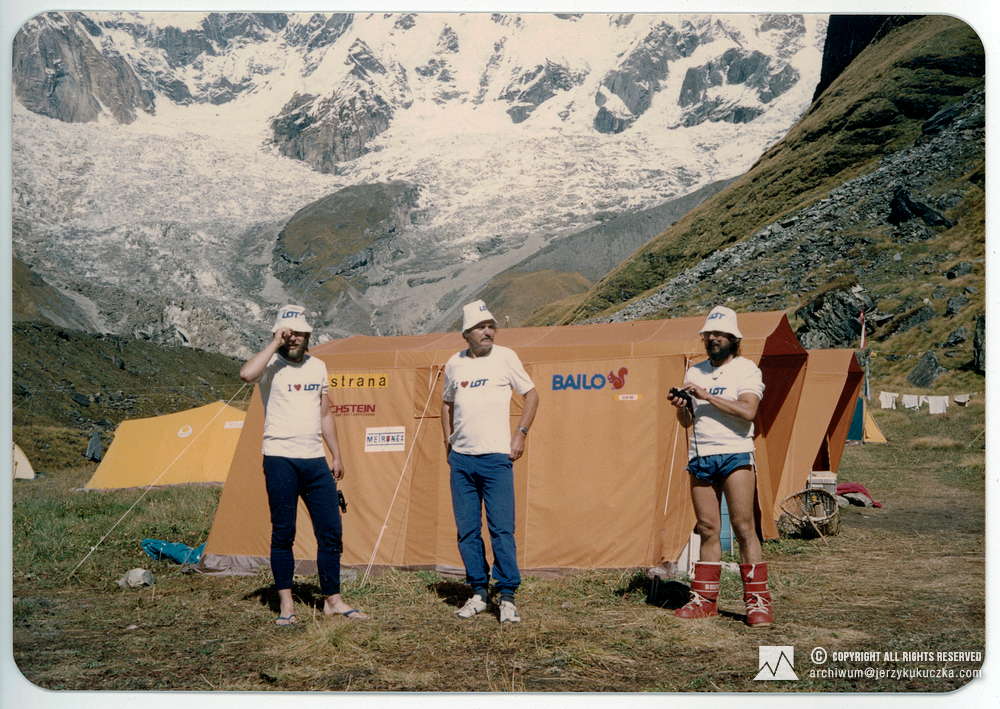 Participants of the expedition at the base. From the left: Artur Hajzer, Lech Korniszewski and Ryszard Warecki.