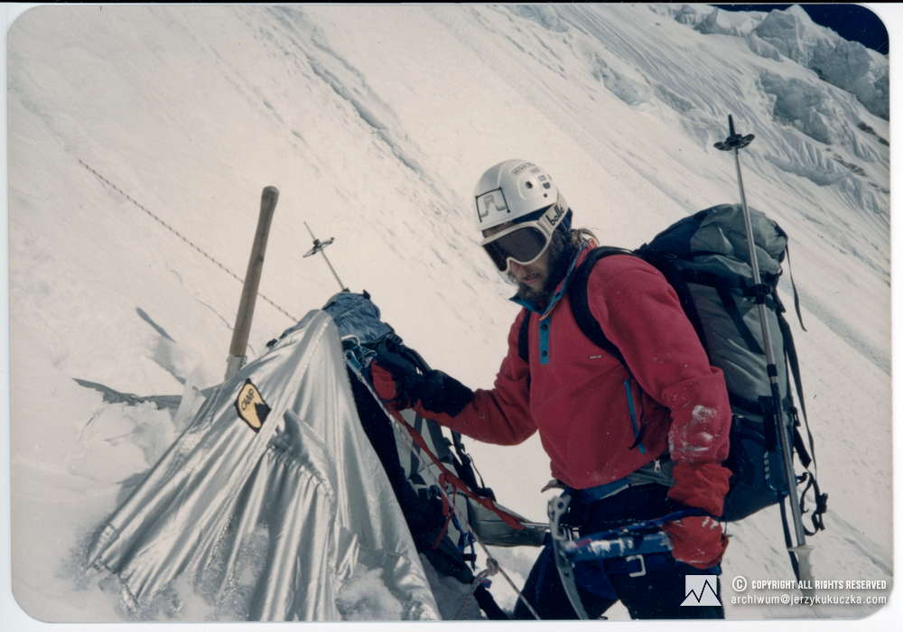Artur Hajzer in the camp on the Annapurna slope.