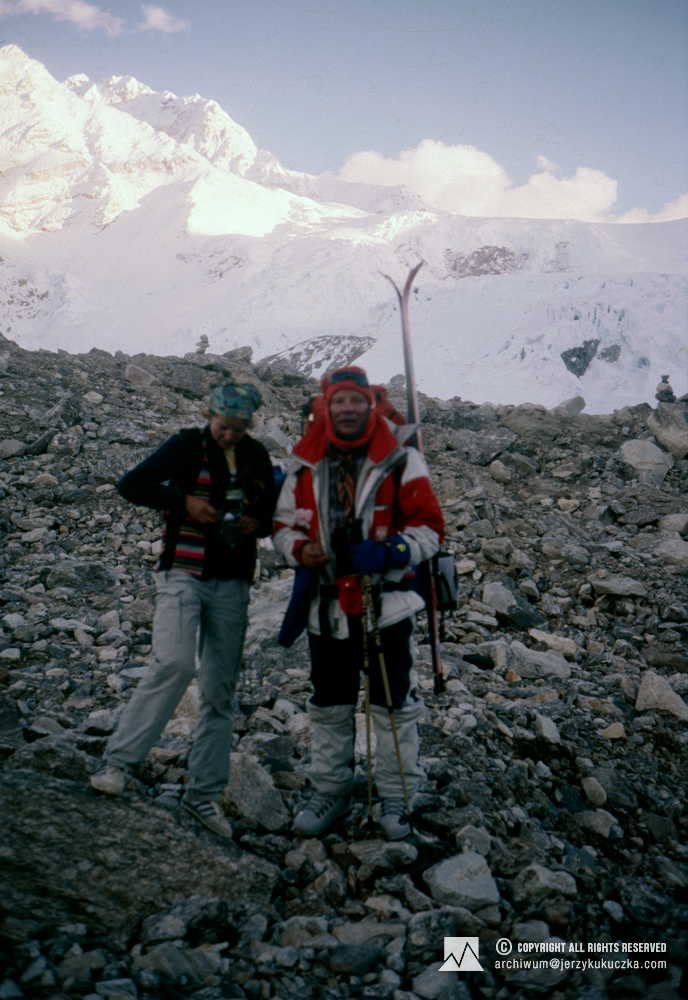 Małgorzata Fromenty-Bilczewska (on the left) and Jerzy Kukuczka after descending to the base.