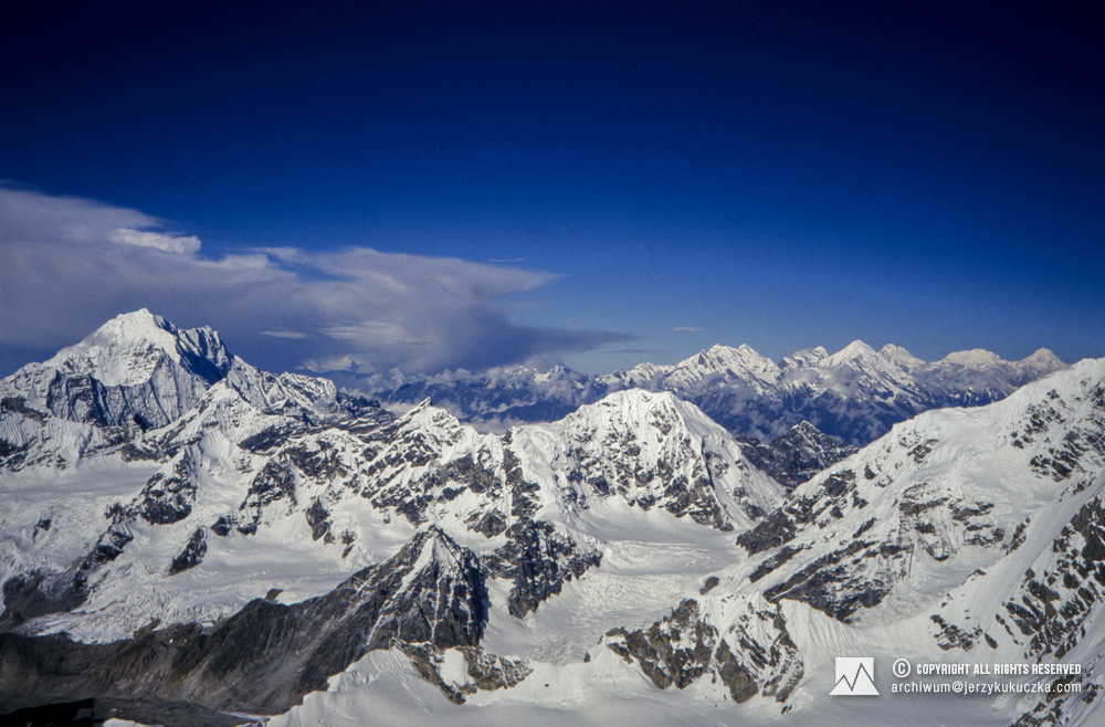 Peaks visible from the slope of Shisha Pangma. First from the left: Langtang Lirung (7227 m above sea level).