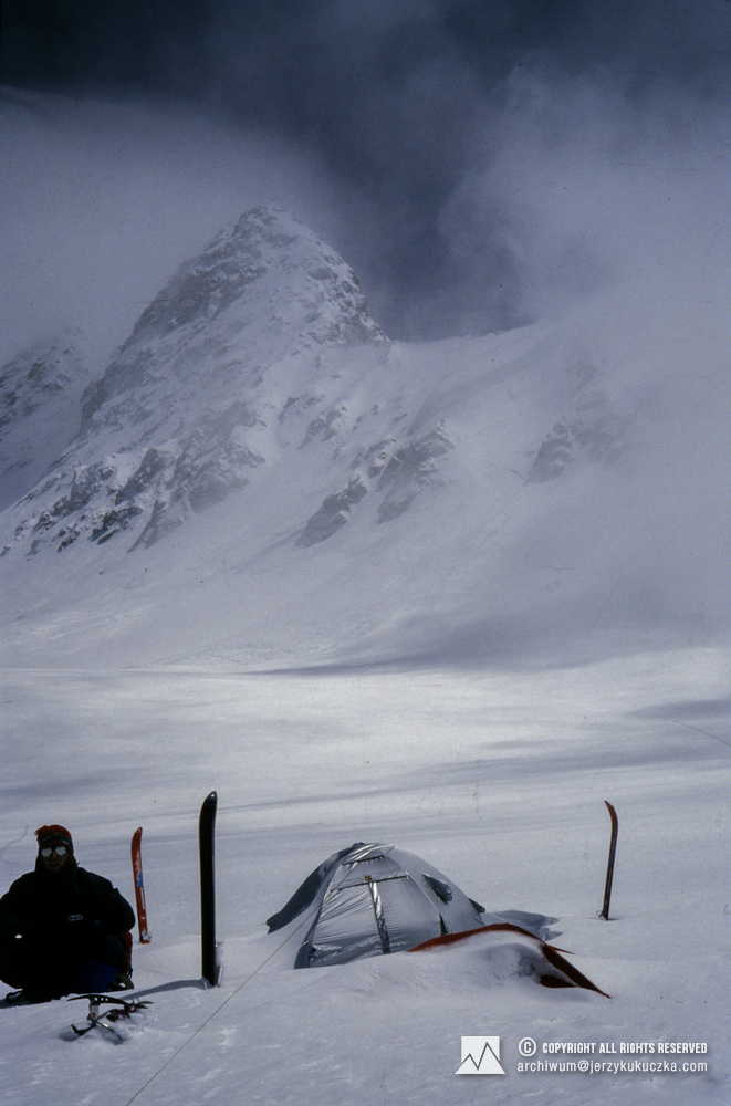Artur Hajzer in the IA camp (6800 m above sea level).
