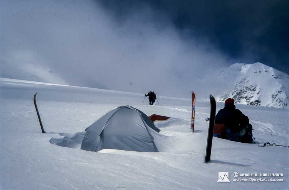Artur Hajzer in the IA camp (6800 m above sea level). In the background, Carlos Carsolio and Ramiro Navarrete are approaching.