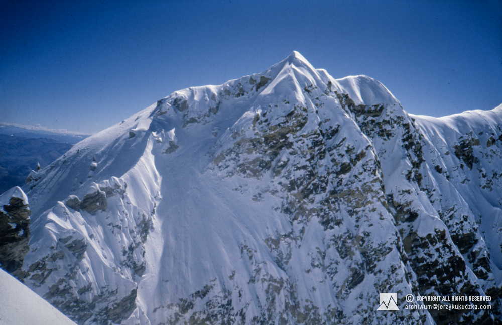 Shisha Pangma peak (8013 m above sea level).
