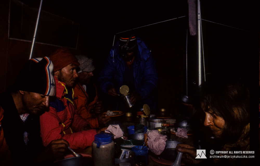 Participants of the expedition at the base. From left to right: Ramiro Navarrete, Alan Hinkes, Steve Untch and Lech Korniszewski. First from the right: Wanda Rutkiewicz.