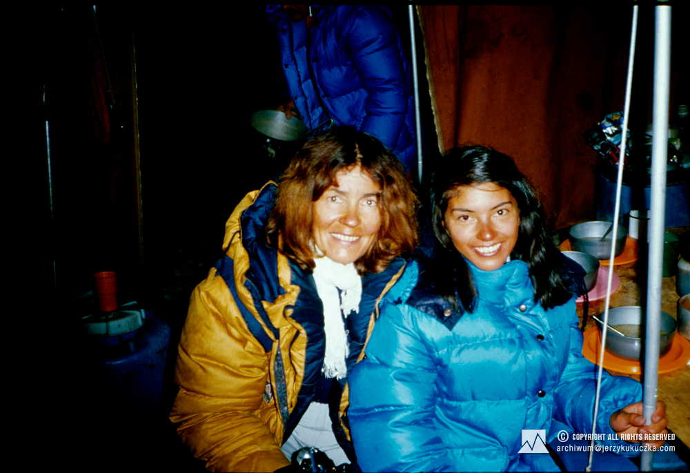 Participants of the expedition at the base. From the left: Wanda Rutkiewicz and Elsa Avila.