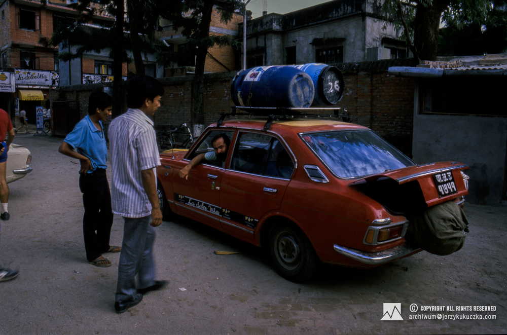 Janusz Majer (wewnątrz samochodu) w Katmandu.