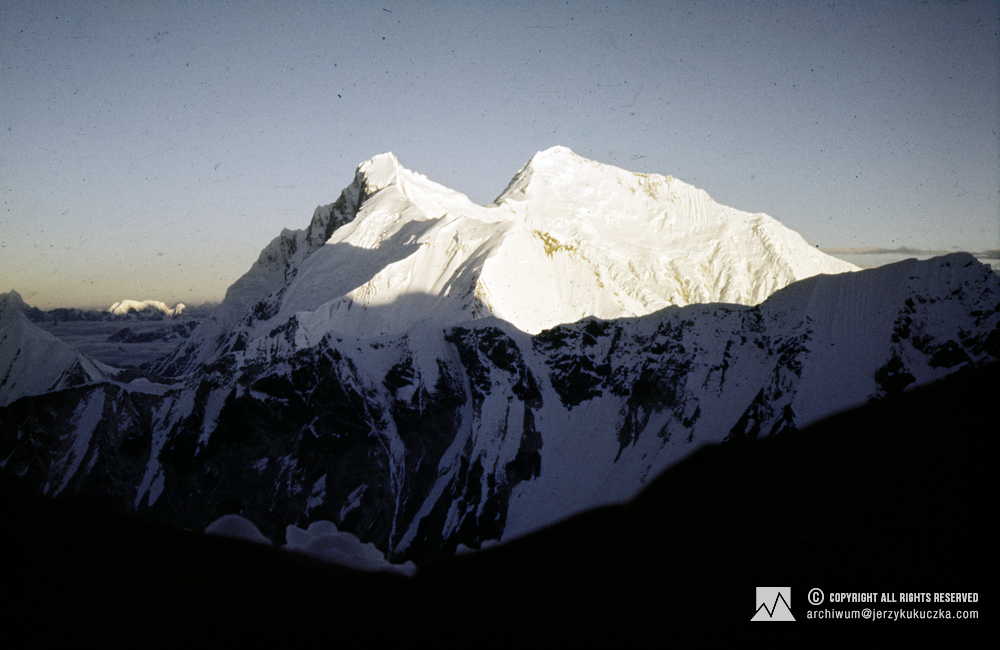 Ośmiotysięczniki widoczne ze stoku Makalu. Od lewej: Lhotse (8516 m n.p.m.) i Mount Everest (8848 m n.p.m.).