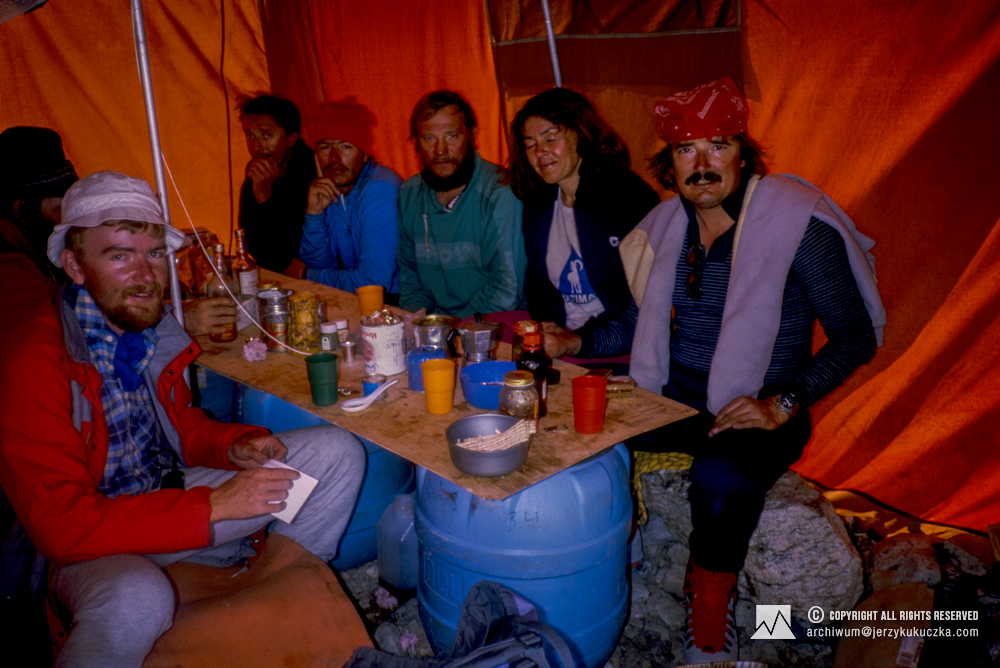 Participants of the expedition at the base camp. On the right side of the table, from the right: Lech Korniszewski, Wanda Rutkiewicz, Jerzy Kukuczka, Carlos Carsolio and Ramiro Navarrete. On the left side of the table, from the right: Alan Hinkes and Janusz Majer.