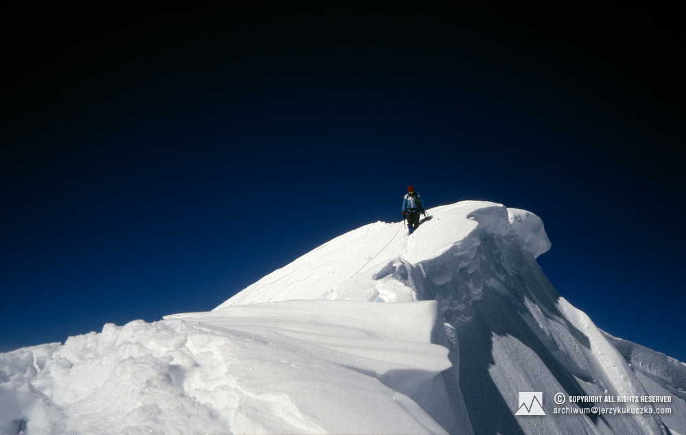 Artur Hajzer on the ridge of Shisha Pangma.