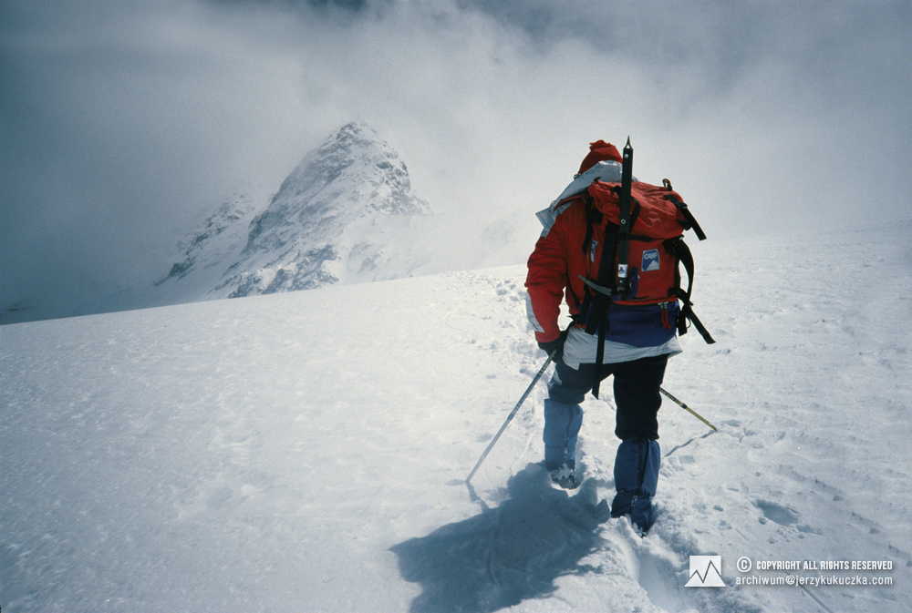 Jerzy Kukuczka on his way to the western peak of Shisha Pangma (7950 m above sea level).