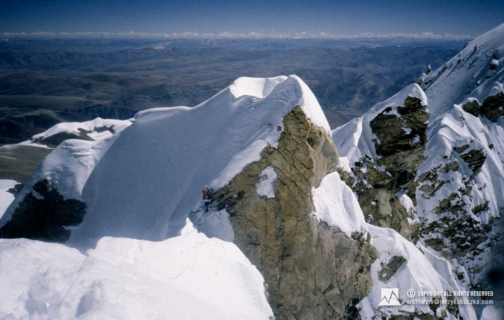 Jerzy Kukuczka on the ridge between the western and central peak of Shisha Pangma.