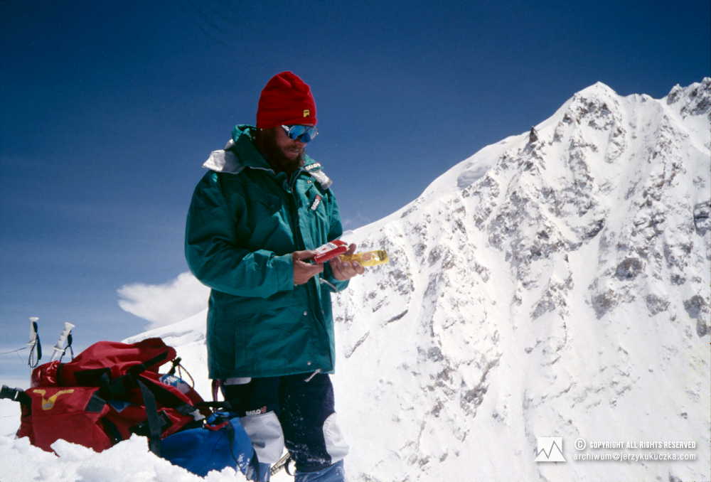 Jerzy Kukuczka on the top of Yebokangyal Ri (7365 m above sea level). Shisha Pangma's wall is visible in the background.