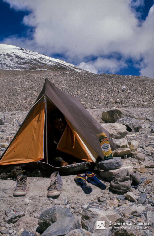 Participant of the expedition at the Chinese base (5800 m above sea level).
