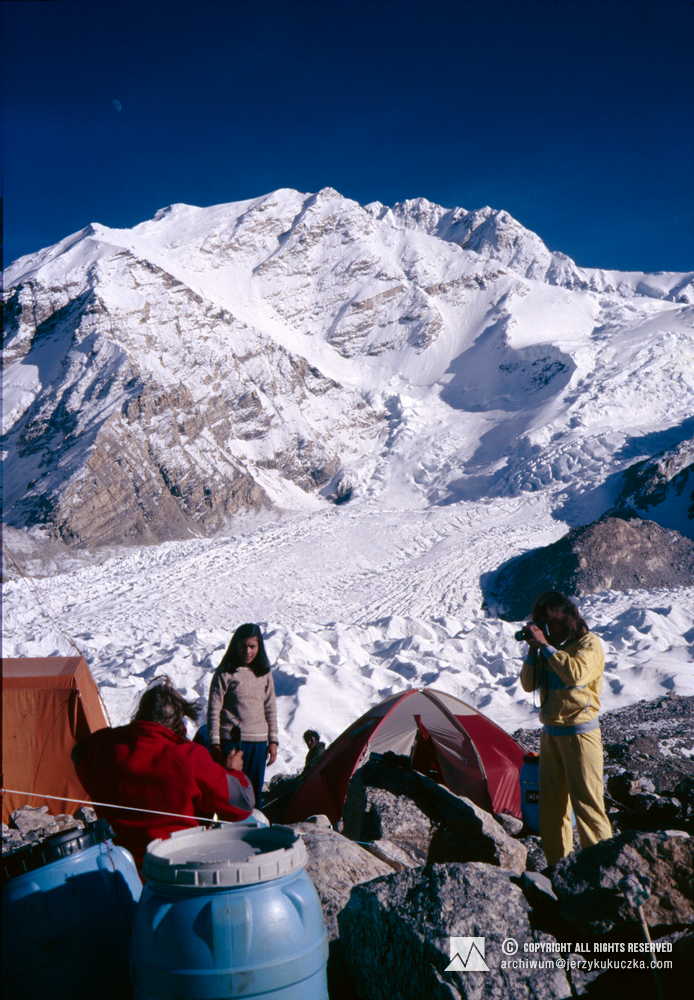 Participants of the expedition at the base. From left: Artur Hajzer, Elsa Avila, Cassa (behind the tent) and Wanda Rutkiewicz.