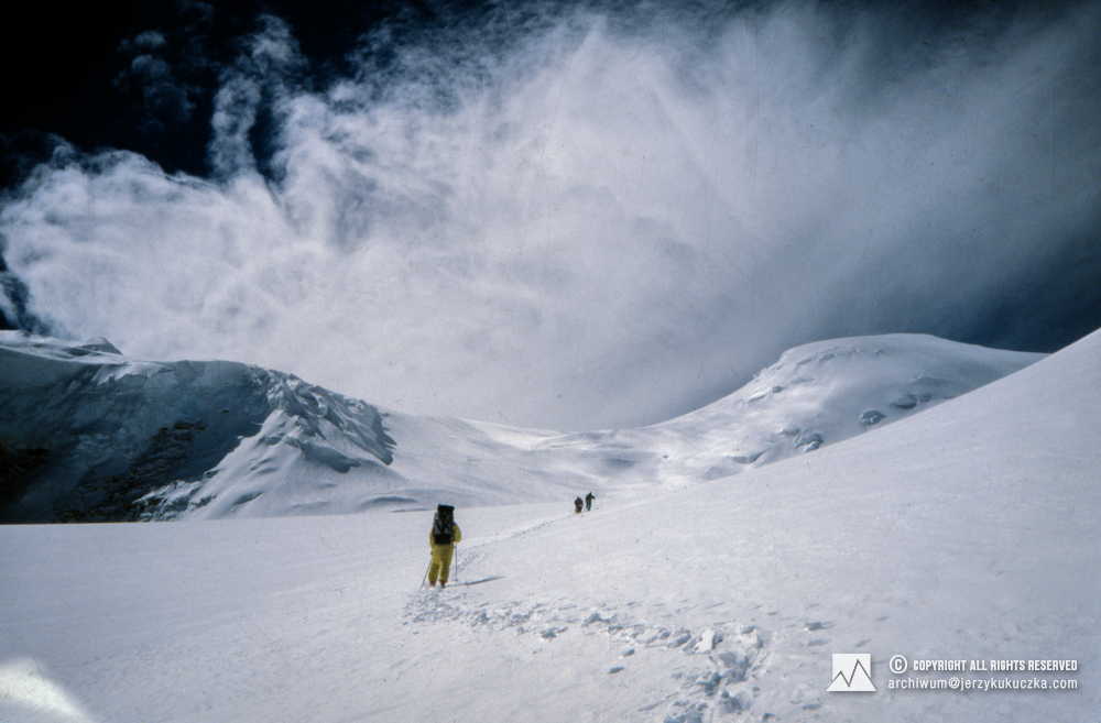 Climbers on the slope of Shisha Pangma. In the foreground, Wanda Rutkiewicz.