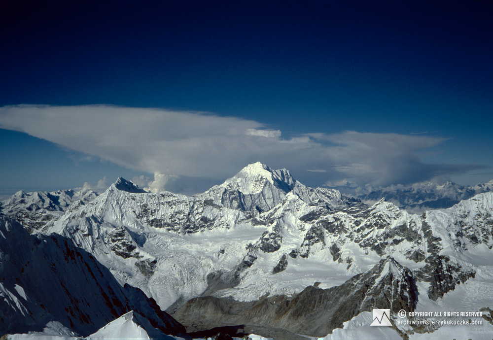 Peaks visible from the slope of Shisha Pangma. In the center: Langtang Lirung (7227 m above sea level).