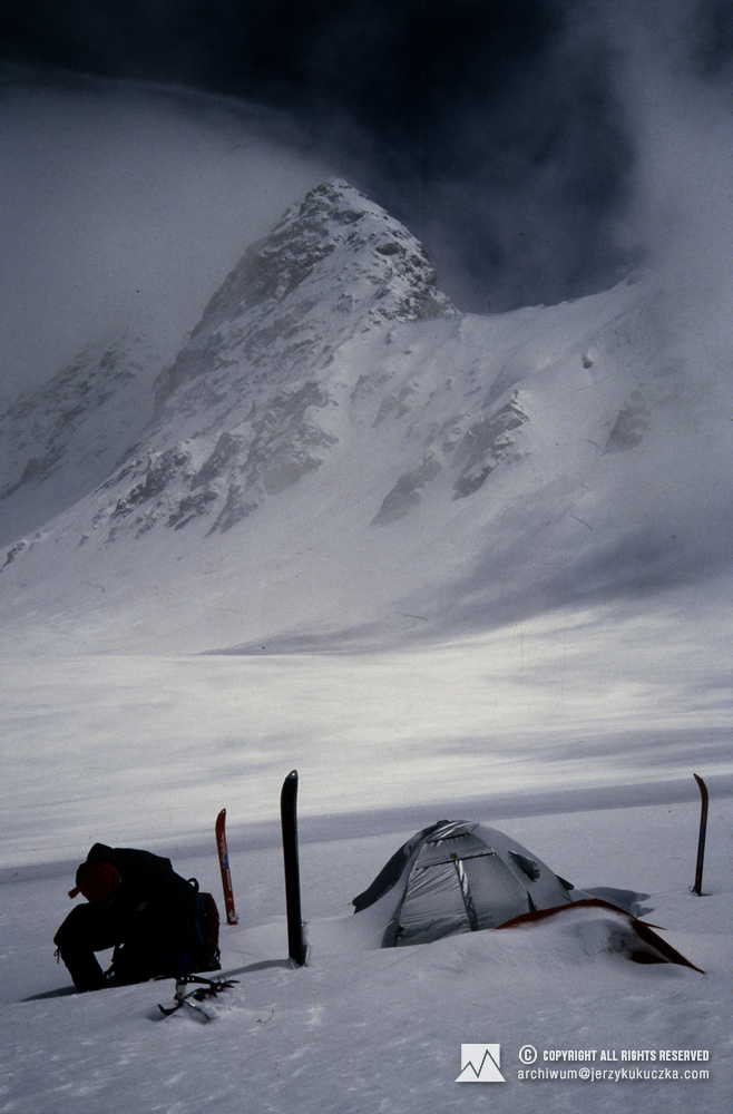 Artur Hajzer in the IA camp (6800 m above sea level).