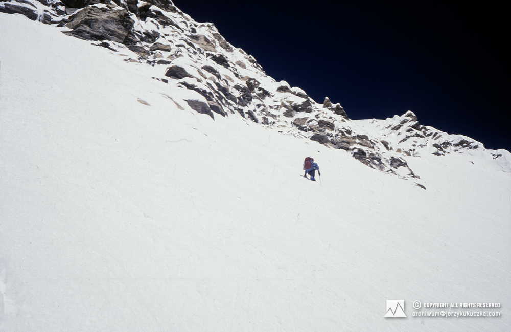 Artur Hajzer on the slope of Shisha Pangma.