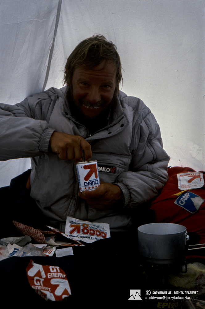 Jerzy Kukuczka w obozie, prezentujący produkty sponsorów (16-17 września).