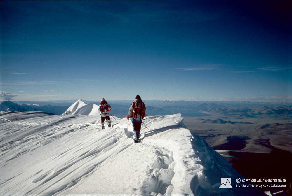 Participants of the expedition near the summit. From the left: Jerzy Kukuczka and Elsa Avila.