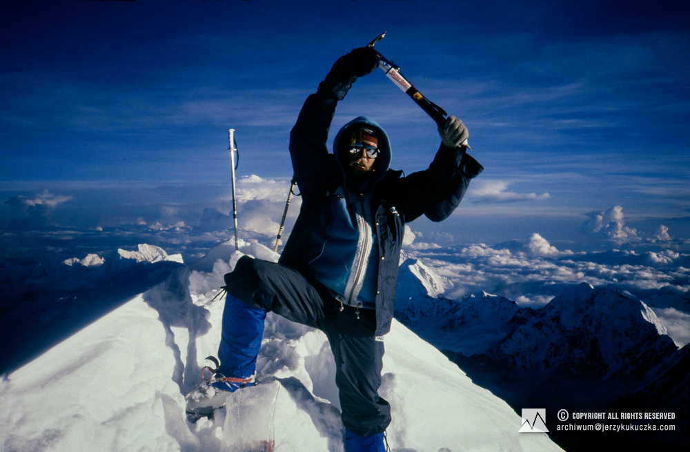 Artur Hajzer na szczycie Shisha Pangmy (8013 m n.p.m.) - 18.09.1987r.