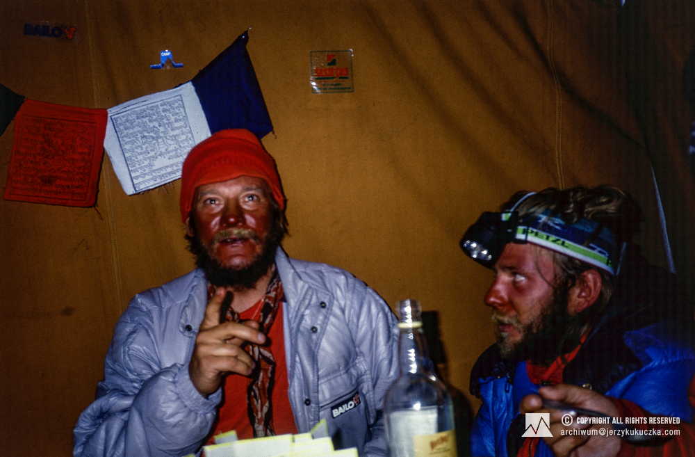 Himalaiści w bazie po zdobyciu szczytu. Od lewej: Jerzy Kukuczka i Artur Hajzer.