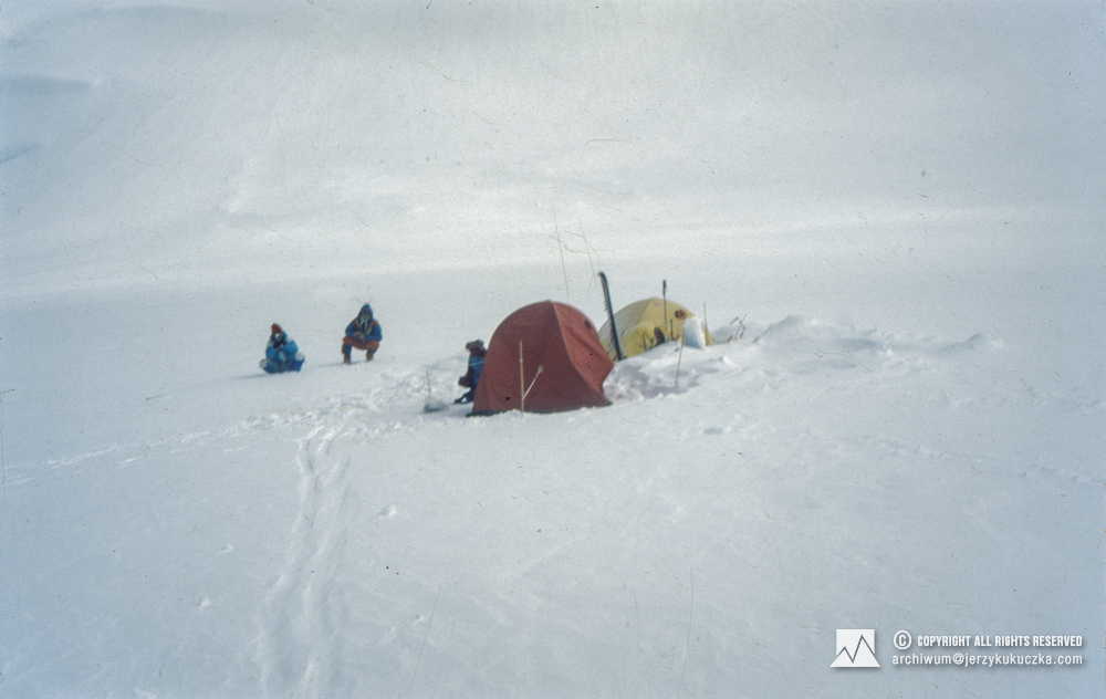 Participants of the expedition in camp II (7,000 m above sea level). From the left: Artur Hajzer and NN.